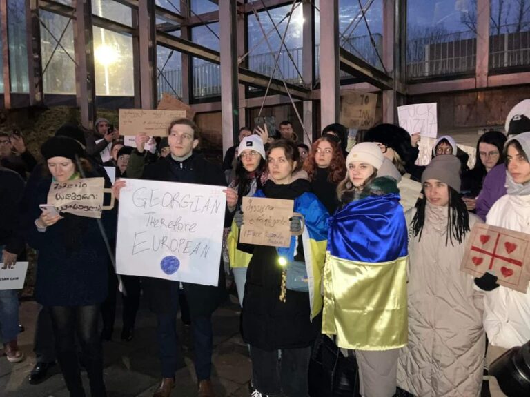 “Ჩვენი მომავალი ევროპაშია და არა რუსეთის გუბერნიაში” – ქართველი ემიგრანტების აქცია ვარშავაში